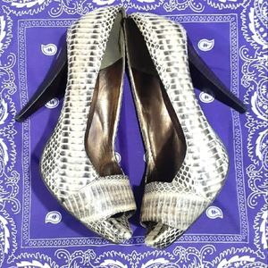 💥3/$25💥Peep Toe Pump w/Wooden Heel 37